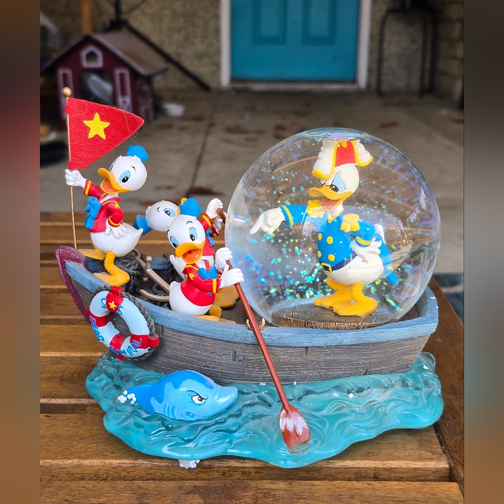 Disney Donald Duck Huey Dewey Louie THE SEA SCOUT Musical Snowglobe with box